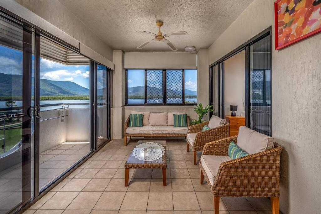 An Adorable On Abbott - Stunning Views Apartment *