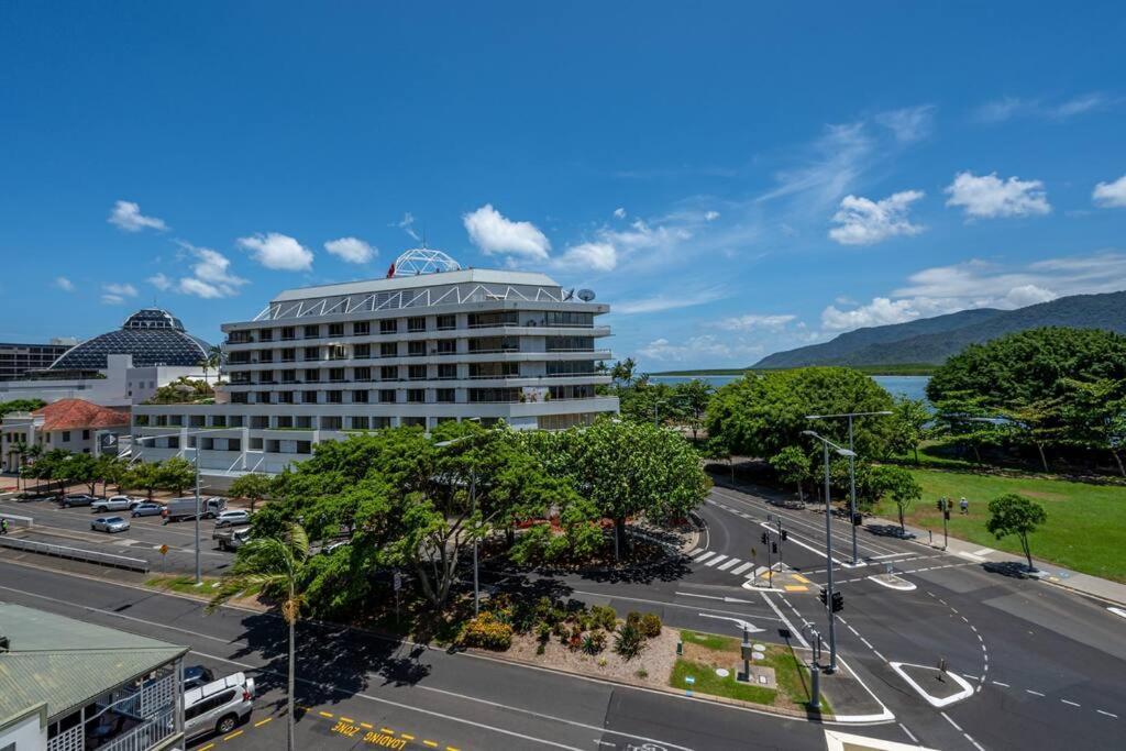 An Adorable On Abbott - Stunning Views Apartment Cairns