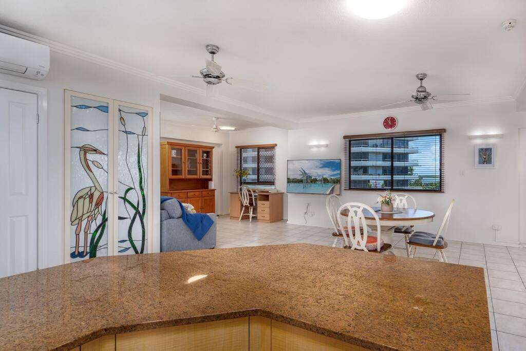 Apartment An Adorable On Abbott - Stunning Views *