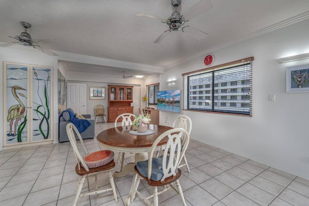 An Adorable On Abbott - Stunning Views Apartment