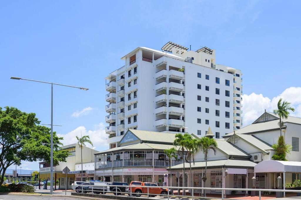 An Adorable On Abbott - Stunning Views Apartment *