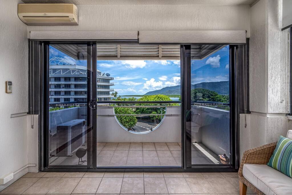Apartment An Adorable On Abbott - Stunning Views *