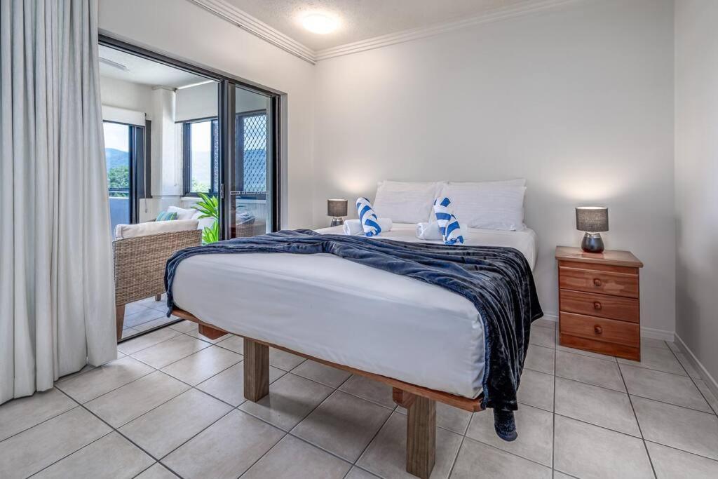 An Adorable On Abbott - Stunning Views Apartment
