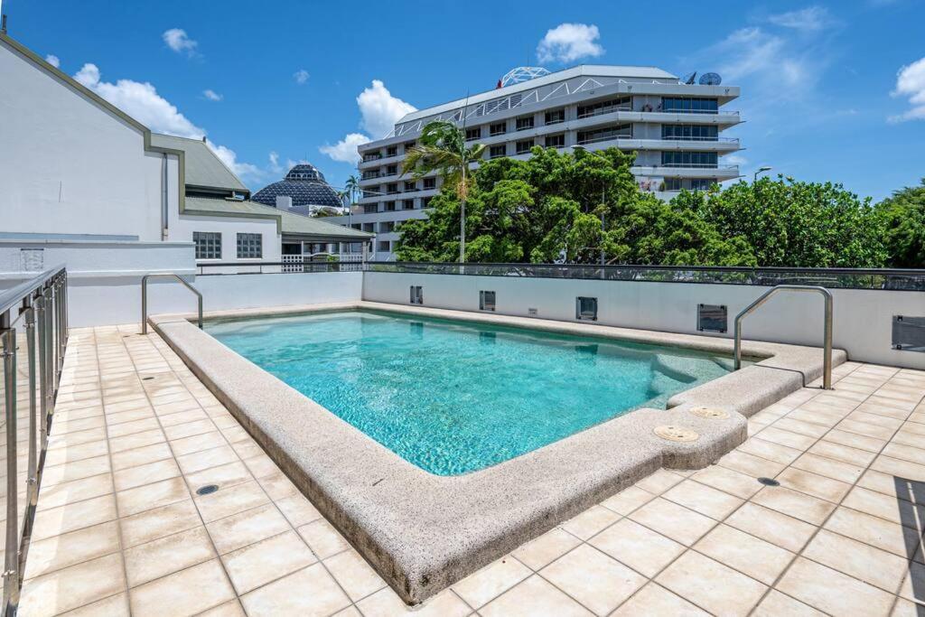 An Adorable On Abbott - Stunning Views Apartment
